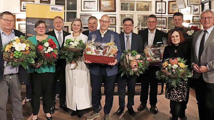 Mathias Söllner (links) gehört wie (weiter v. links; mit Blumen) Heike Kunzelmann, Beate Kuhn, Manfred Neumeister, Thomas Nagel, Holger Grießhammer, Stefan Frühbeißer und Christina Flauder nicht mehr zum Bezirkstag.