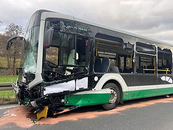 Schwerer Unfall bei Kitzingen: Autofahrerin (24) stirbt bei Kollision mit Linienbus