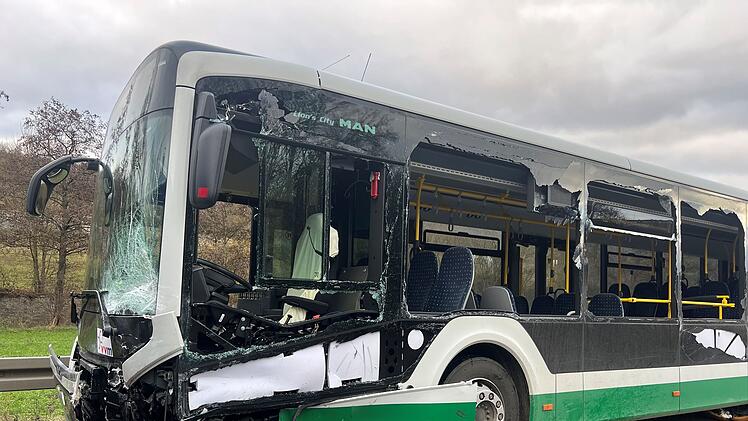 Schwerer Unfall bei Kitzingen: Autofahrerin (24) stirbt bei Kollision mit Linienbus