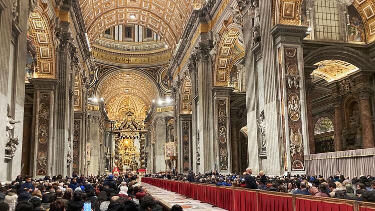 Erste Weihnachtsmette mit Papst Leo XIV.