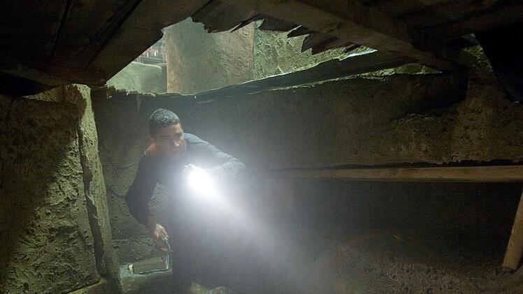 Kale (Shia LaBeouf) sucht im Keller nach Spuren eines Verbrechens.