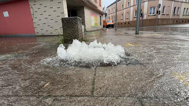 Starkregen in Hof: Feuerwehr r&uuml;ckt zu zahlreichen Unwetter-Eins&auml;tzen aus