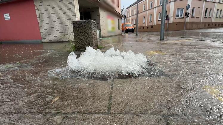 Starkregen in Hof: Feuerwehr r&uuml;ckt zu zahlreichen Unwetter-Eins&auml;tzen aus