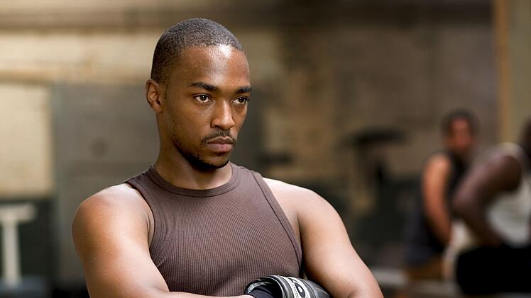 Shawrelle Berry (Anthony Mackie) beobachtet die Situation mit Argwohn.