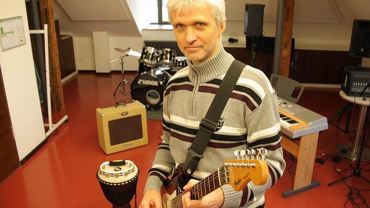 Musikschullehrer Bernd Heckel freut sich schon auf möglichst viele Mitspieler am  Samstag, 10. November.  Foto: Andreas Dorsch