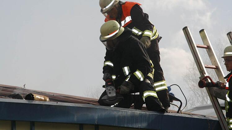 An einigen Stellen musste das Dach aufgeschnitten werden. Foto: G. Bauer