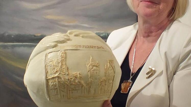 Maria Stawik-Höhlriegel mit der "Kugel der Freundschaft" mit Motiven der Stadt Herzogenaurach und dem Zentrum der Schlesischen Kultur in Naklo Slaskie