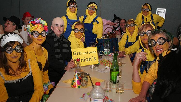 Sehenswerte Kostümierungen beim Weiberfasching in Wachenroth Foto: Evi Seeger
