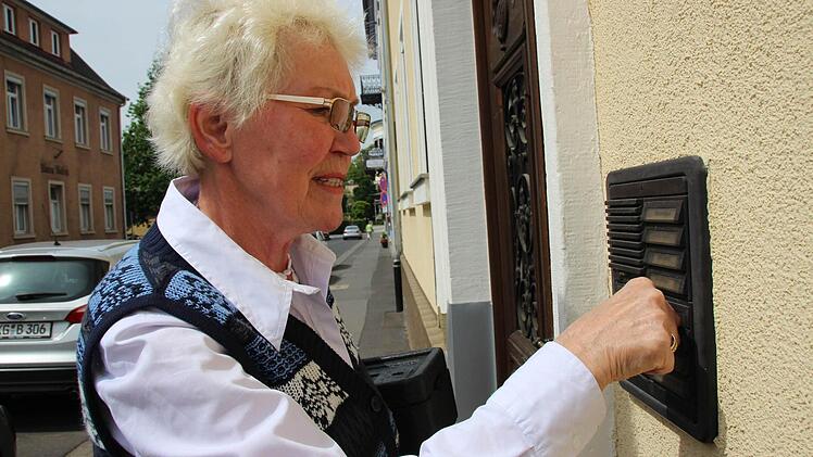 Regina Bolgen beim Ausliefern von Essen auf Rädern. Foto: Benedikt Borst