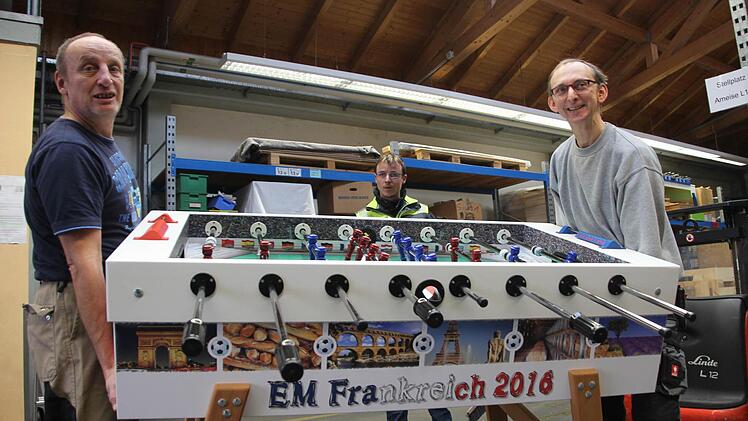 Dieser EM-Kicker "Frankreich" sucht noch einen neuen Besitzer.  Foto: Diana Fuchs