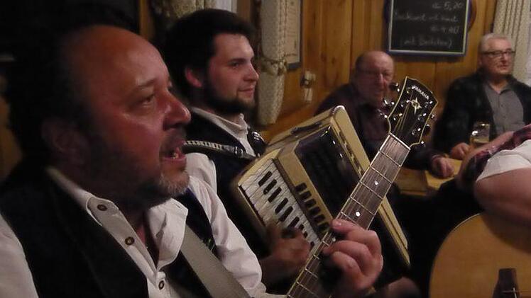 A echte Gaudi: das Wirtshaussingen in Ebersdorf bei Coburg. Foto: Berthold Köhler