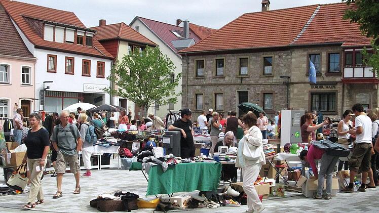 Recht guten Besuch verzeichnete der Hammelburger Flohmarkt auch im Ferienmonat August.  Foto: Winfried Ehling