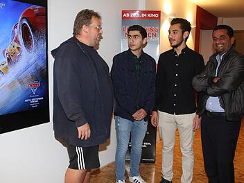 Stefan Lehner vom Kulmbacher Jugend- und Kulturzentrum "Alte Spinnerei" plauderte mit einigen Flüchtlingen. Rawand Darwish (17)  und Mulham Tawami (18) stammen aus Aleppo,  Ali Al Faraj kam  als "Sprachmittler". Foto: Sonny Adam
