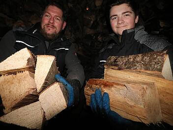 Im Regen und im Dunkeln haben Christian Neudecker und sein Sohn Florian noch am Donnerstag die ersten Holzscheite geschnitten. Foto: Ronald Heck