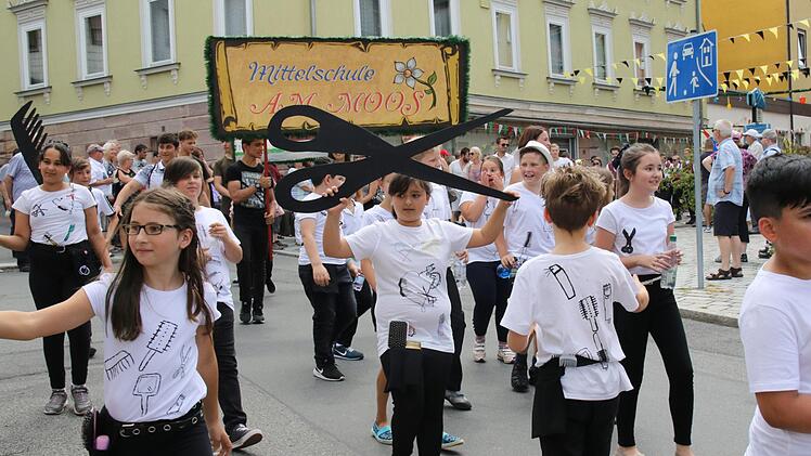 Beim 470. Neustadter Kinderfest zeigten  1400 Jungen und Mädchen tolle Darbietungen.  Foto: Michael Stelzner