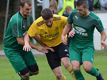 Der Unterleiterbacher Tobias Bayer (Mitte, gegen die Marktzeulner Christian Sch&uuml;pferling und Dominik Endres-Backert) schoss sein Team am vergangenen Spieltag zum Sieg. Nun will der FSV auch im Derby gegen den Tabellennachbarn TSV Ebensfeld punkten.  Foto: Gunther Czepera