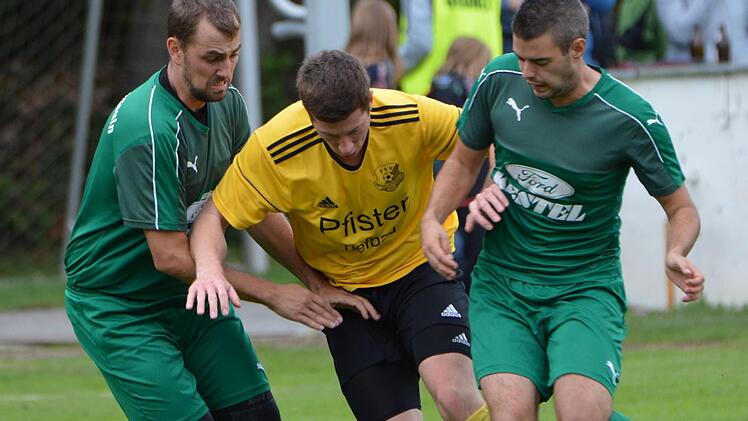 Der Unterleiterbacher Tobias Bayer (Mitte, gegen die Marktzeulner Christian Sch&uuml;pferling und Dominik Endres-Backert) schoss sein Team am vergangenen Spieltag zum Sieg. Nun will der FSV auch im Derby gegen den Tabellennachbarn TSV Ebensfeld punkten.  Foto: Gunther Czepera