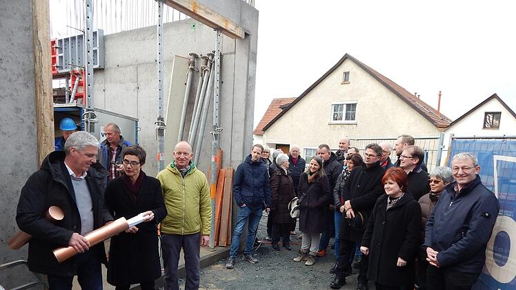 Architekt Matthias Schmidt  und Pfarrerin Bettina Weber füllten einen Kupferzylinder mit der aktuellen Ausgabe der Bayerischen Rundschau, den Plänen, der Kirchenpost, der letzten Festschrift und den Namen des alten und neuen Kirchenvorstandes, dazu mit Cent und Euro.Horst Wunner