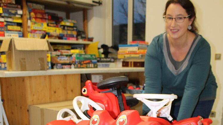 Geschäftsführerin Nadine Rohowsky zeigt, dass der KJR auch allerlei großes Spielgerät für kleine Spieler im Bestand hat.