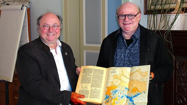 Ein Exemplar der Berichte des Wetterdienstes in Bad Kissingen überreichte Fred Heidingsfelder (rechts) an Kulturreferent Peter Weidisch.