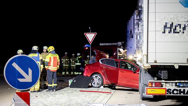 Sportwagen kollidiert mit Lastwagen nahe Ansbach
