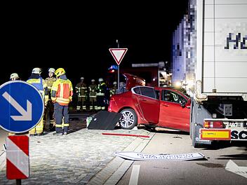 Sportwagen kollidiert mit Lastwagen nahe Ansbach