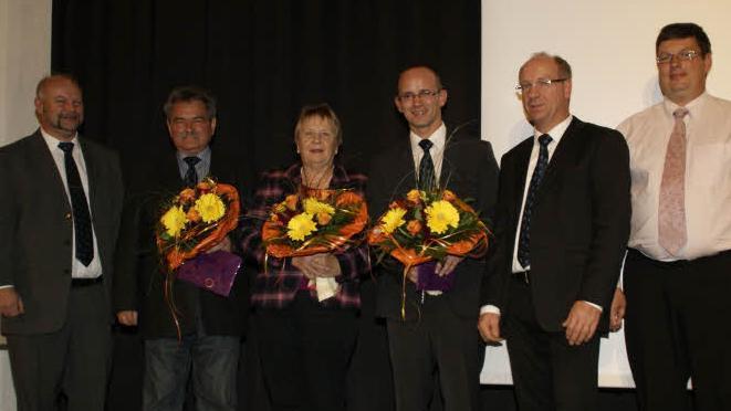 Dreimal Abschied aus der BLSV-Kreisvorstandschaft: Günther Jackl (Dritter von rechts) übernimmt andere Aufgaben, Ernst Albert (Zweiter von links) scheidet aus gesundheitlichen Gründen aus und Ellen Tonne (Dritte von links) geht in den "Ruhestand". Sie ist  nun neben Ludwig Vogt das zweite Ehrenmitglied des BLSV-Kreises. Herzlich dankten der neue Kreisvorsitzende Andreas Schröck und seine Stellvertreter Thomas Stubenrauch und Gerald Makowski (von rechts).  Fotos:  sw
