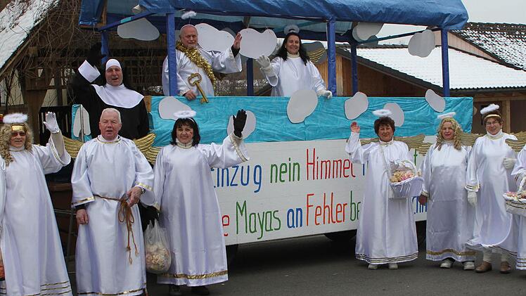 Als Engelchor bereitete sich der Freizeitchor auf den Weltuntergang vor, um bei Petrus am Himmelstor zu singen.
