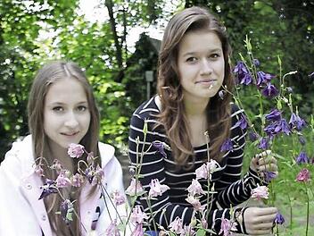 Eva und Michelle (14) von der Ritter-von-Traitteur-Schule freuen sich über blühende Akeleien.