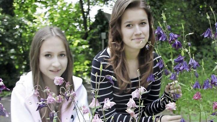 Eva und Michelle (14) von der Ritter-von-Traitteur-Schule freuen sich über blühende Akeleien.