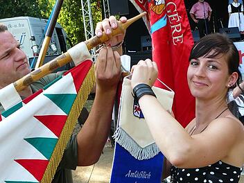 Die Marktleugaster Jugendsprecherin Irina Haber (rechts) hatte Fahnenbänder für die Pilisszentivaner Vereine parat. Fotos: Klaus-Peter Wulf