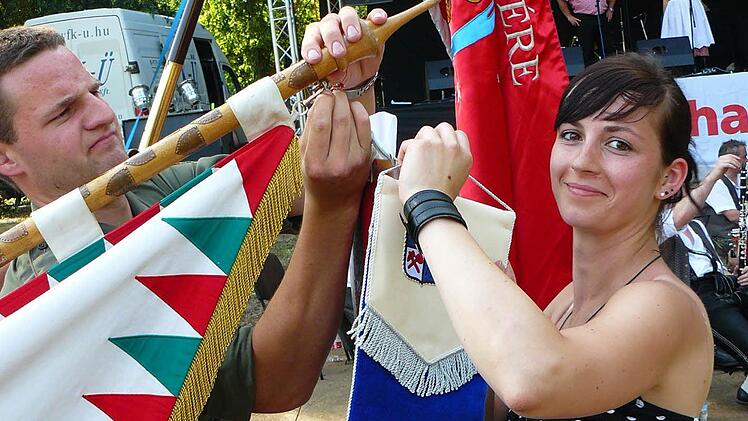 Die Marktleugaster Jugendsprecherin Irina Haber (rechts) hatte Fahnenbänder für die Pilisszentivaner Vereine parat. Fotos: Klaus-Peter Wulf