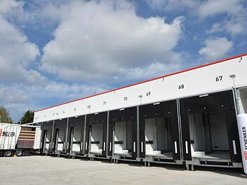 24 Lkw-Tore, 3100 Quadratmeter überdachte Hallenfläche: Damit hat Schenker seine Umschlagskapazität in Coburg verdoppelt und setzt auf Wachstum. Fotos: Ronald Rinklef