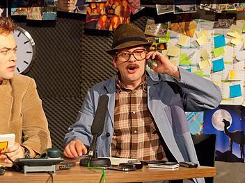 Patrick L. Schmitz (links) als Radio-Stenkelfeld-Moderator Alfred Fahrenkötter und Gerald Leiß als Hausmeister Gustav Gnöttgen in der umwerfenden "Sexual-Hotline"-Nummer Szenenfotos: Thomas Bachmann