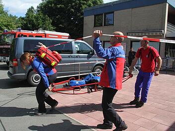Schwerer Job: Die Helfer der Bergwacht haben die Leichen aus dem Becken geborgen. Fotos: Sonja Adam