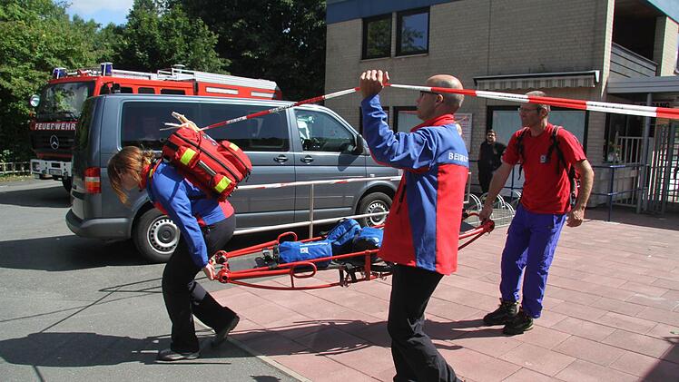 Schwerer Job: Die Helfer der Bergwacht haben die Leichen aus dem Becken geborgen. Fotos: Sonja Adam