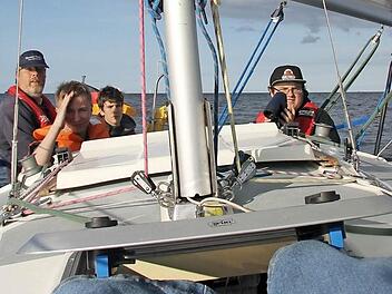 Junge und ältere Mitglieder teilen sich ein Boot.  Foto: Marinekameradschaft