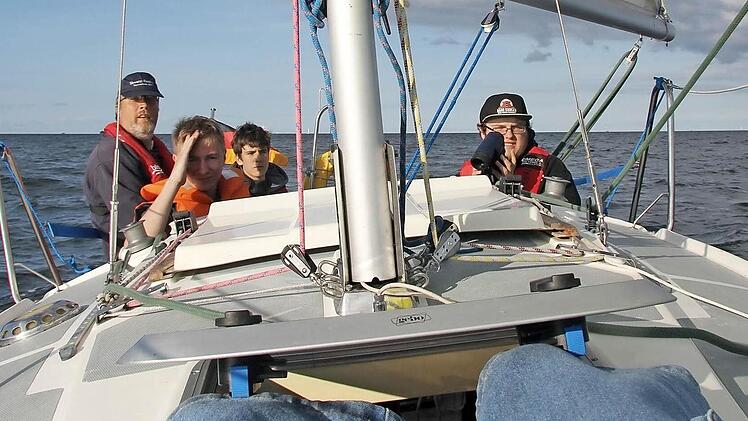 Junge und ältere Mitglieder teilen sich ein Boot.  Foto: Marinekameradschaft