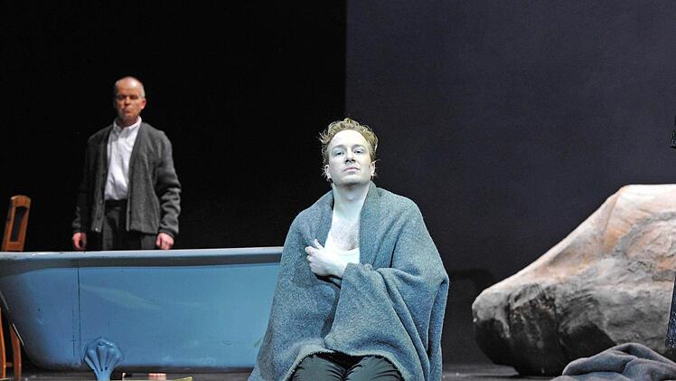 Bodo Busse inszenierte Franz Schuberts "Winterreise" am Landestheater Coburg. Als Solist beeindruckt der junge Tenor David Zimmer.Foto: Andrea Kremper
