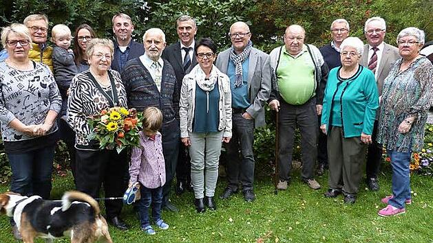 Diamantene Hochzeit im Hause Rie&szlig;; unser Bild zeigt das Jubelpaar mit Tochter Gerlinde und Sohn Dietmar, den Enkeln Jakobus und Thielemon sowie weiteren Gratulanten. Foto: Werner Rei&szlig;aus