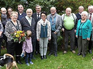 Diamantene Hochzeit im Hause Rieß; unser Bild zeigt das Jubelpaar mit Tochter Gerlinde und Sohn Dietmar, den Enkeln Jakobus und Thielemon sowie weiteren Gratulanten. Foto: Werner Reißaus