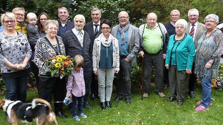 Diamantene Hochzeit im Hause Rieß; unser Bild zeigt das Jubelpaar mit Tochter Gerlinde und Sohn Dietmar, den Enkeln Jakobus und Thielemon sowie weiteren Gratulanten. Foto: Werner Reißaus