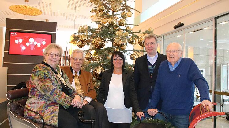 Frankenland-Marketing-Direktorin Andrea Hergenröther (Mitte) mit den Gästen (von links) Erika und Heinz Heidbüchel sowie Ivo und Johann Schuster. Foto: Ralf Ruppert