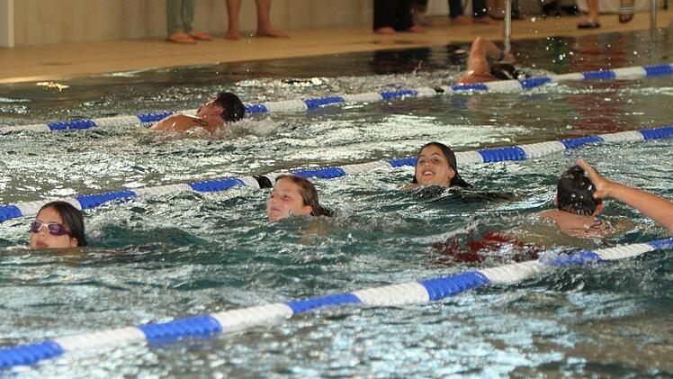 Die 340 Teilnehmer am 24-Stunden-Schwimmen in Ebern legten zusammen 48 826 Bahnen im 25-Meter-Becken des Eberner Hallenbads zurück. Fotos: Günther Geiling