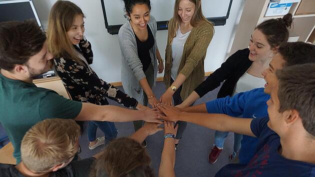 Engagieren sich hinter den Kulissen: Elftkl&auml;ssler des KHG im Festivalb&uuml;ro Foto: P-Seminar "Theatertage"