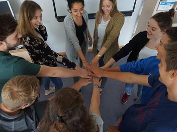 Engagieren sich hinter den Kulissen: Elftklässler des KHG im Festivalbüro Foto: P-Seminar "Theatertage"