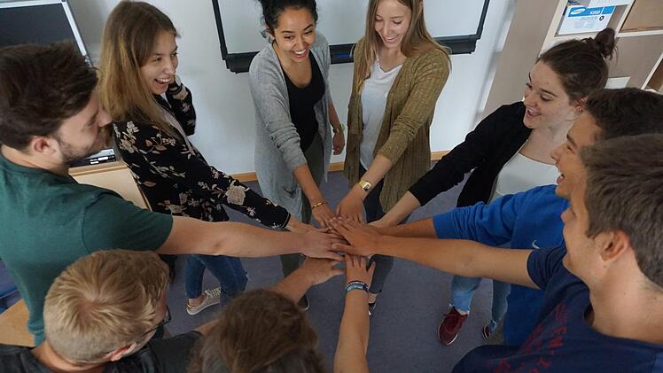 Engagieren sich hinter den Kulissen: Elftklässler des KHG im Festivalbüro Foto: P-Seminar "Theatertage"