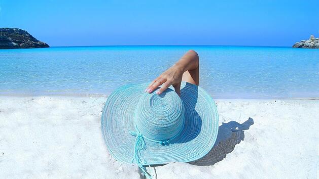 Im Sommer fallen die H&uuml;llen. Doch nicht &uuml;berall ist Nacktheit gern gesehen. Was erlaubt ist und ob ein Nylonstrumpf als Kleidung durchgeht, erkl&auml;ren wir im Video.  Foto:pixabay