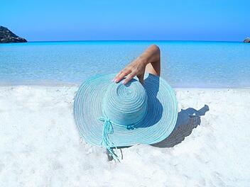 Im Sommer fallen die Hüllen. Doch nicht überall ist Nacktheit gern gesehen. Was erlaubt ist und ob ein Nylonstrumpf als Kleidung durchgeht, erklären wir im Video.  Foto:pixabay