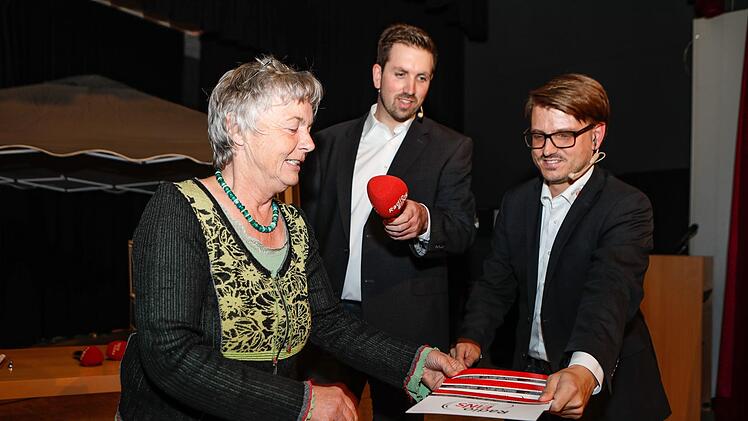 Grünen-Kandidatin Edith Memmel bei der Auswahl ihres Kontrahenten. Foto: Matthias Hoch